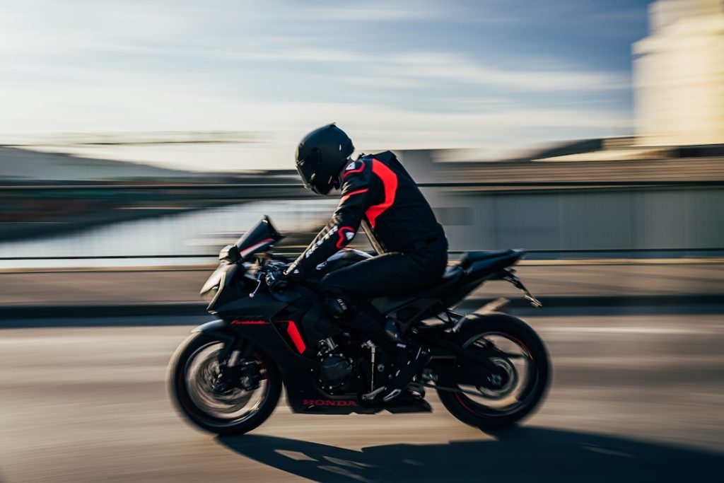 Gilet airbag moto : installation, réglage et entretien 2026