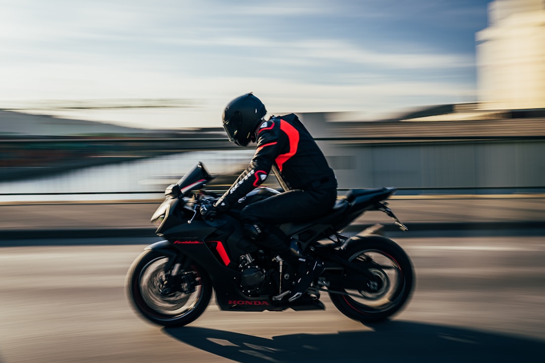 Gilet airbag moto : installation, réglage et entretien 2026