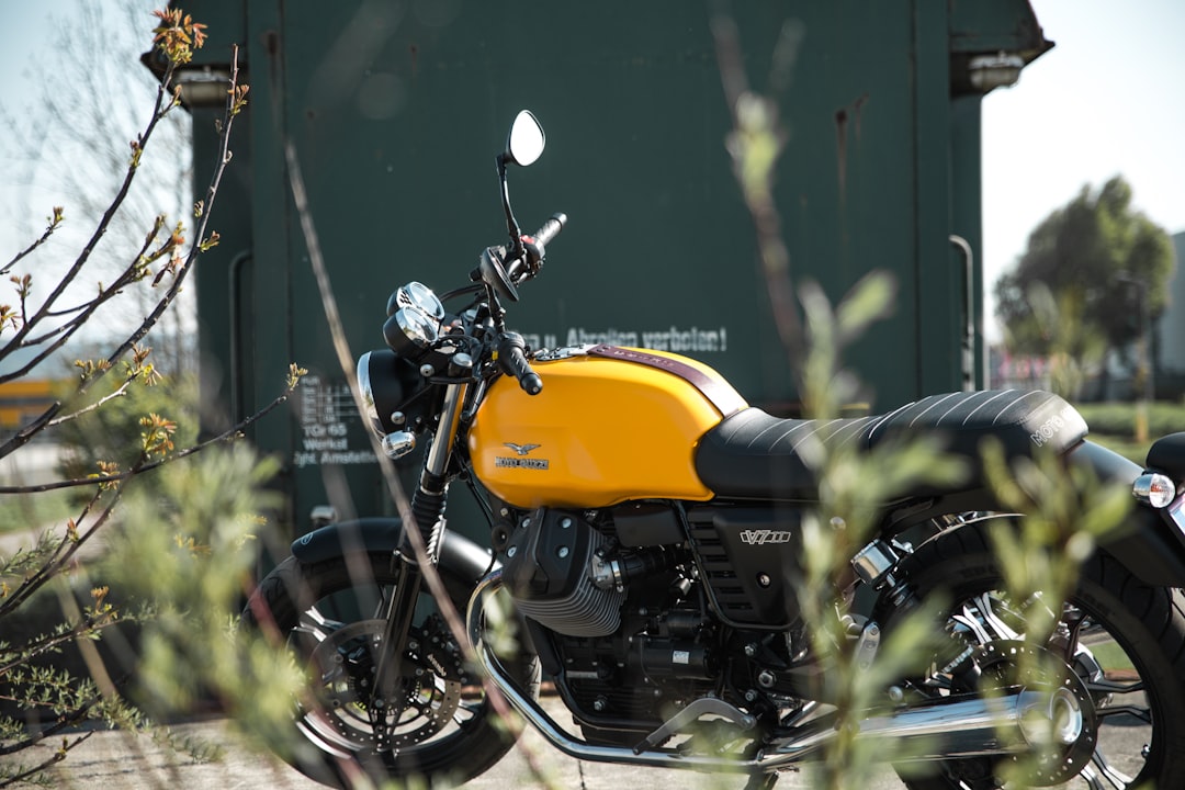 Moto Guzzi V7 2026 : essai détaillé, avis et usage urbain