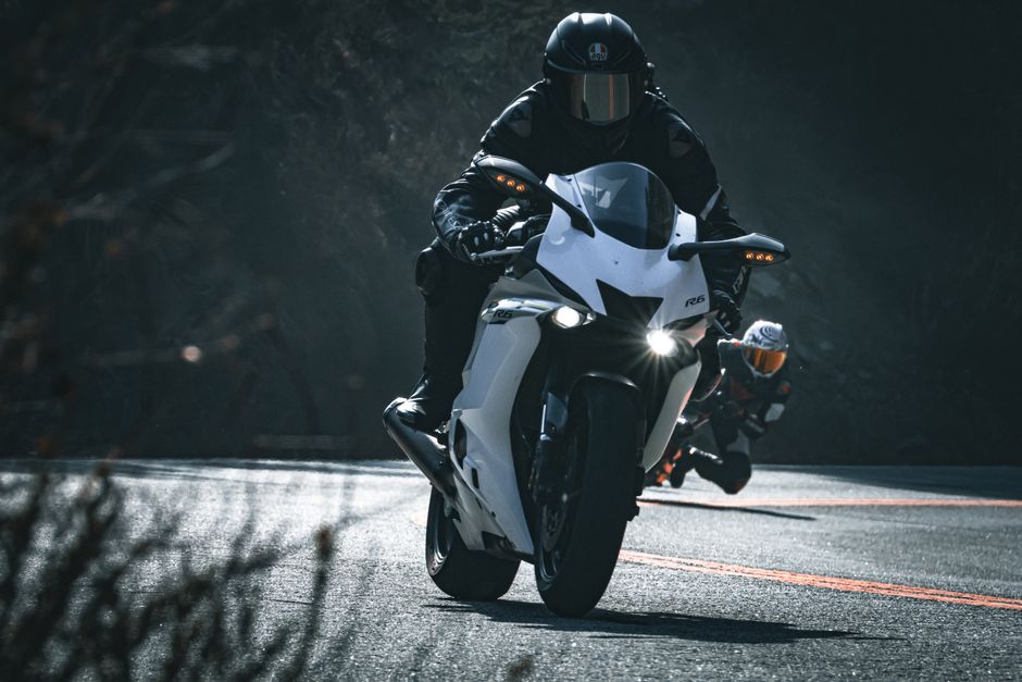 moto sur une route de montagne